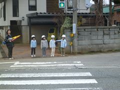 児童による通学路での交通安全教室の様子