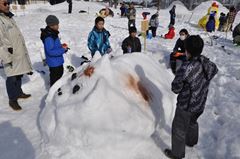 干支のイノシシの雪像を造っている子どもたち