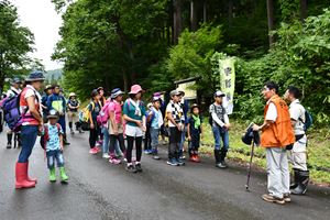 宇津峠登山を前に説明を受ける「やまがた子ども観光大使」を目指す小学生