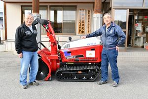 コミュニティ助成事業で整備した除雪機械と協議会役員
