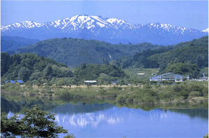 白川湖面に映る飯豊山